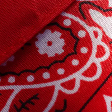 Stof van de bandana in de kleur Klaproosrood, van dichtbij