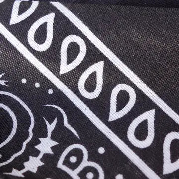 Stof van de bandana in de kleur Zwart, van dichtbij